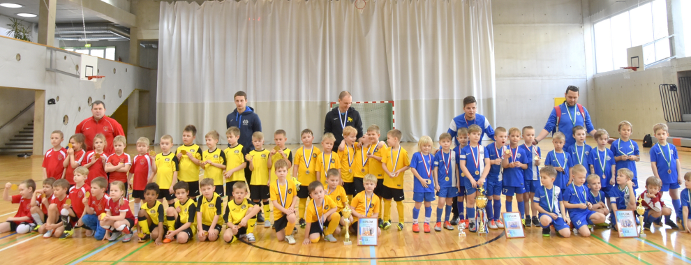 U8 poisid Suure-Jaanis hõbedal